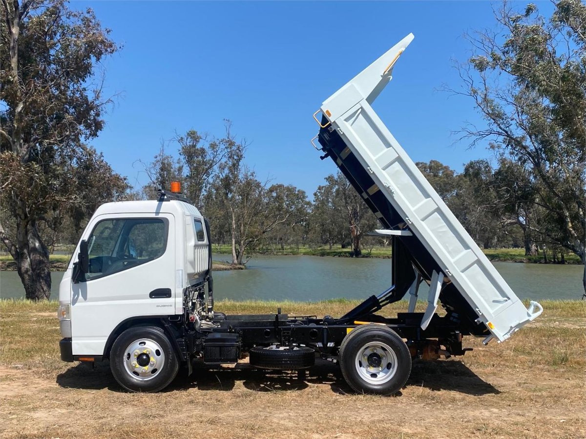 2017 Mitsubishi Canter image 3