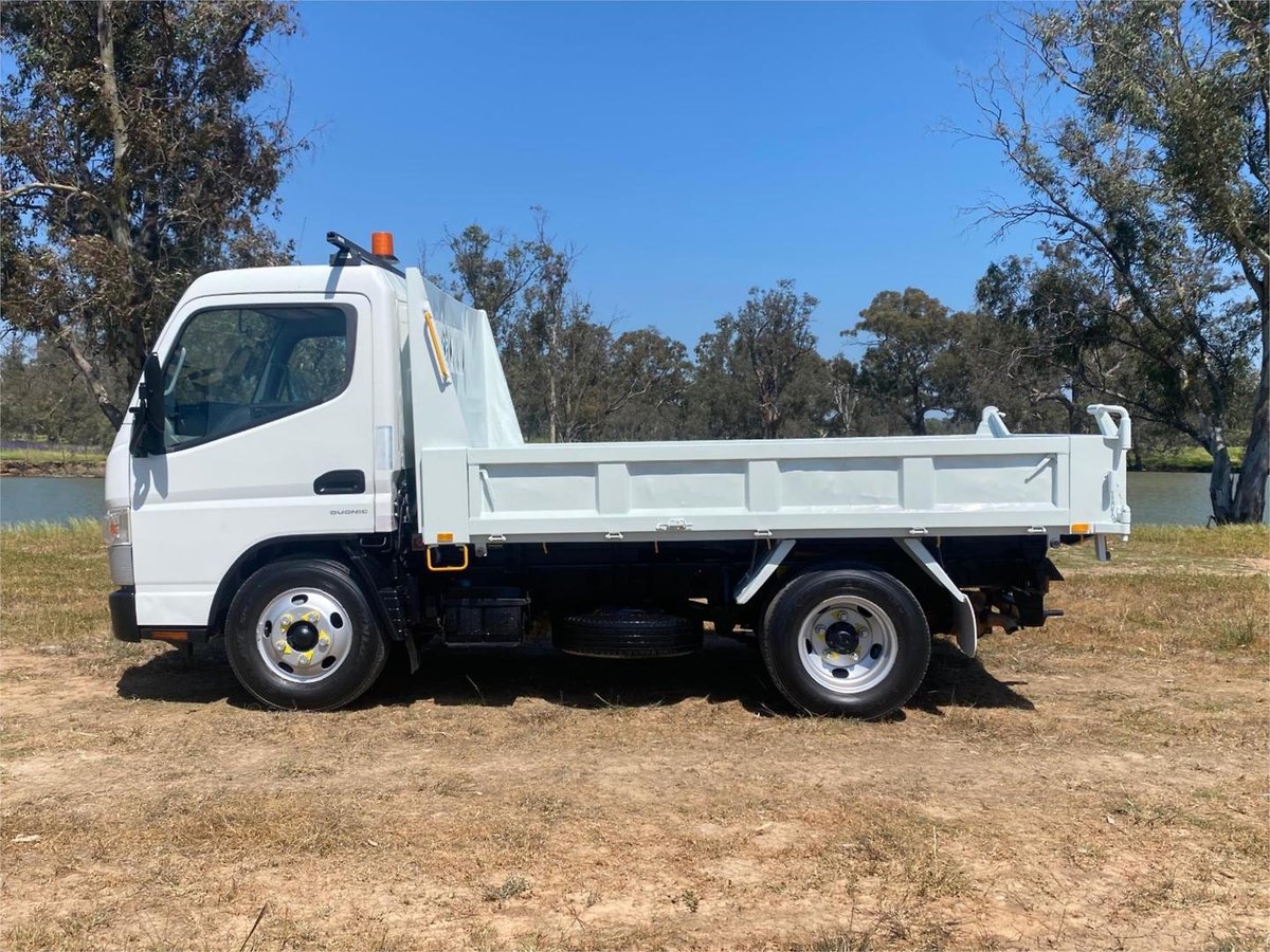 2017 Mitsubishi Canter image 2