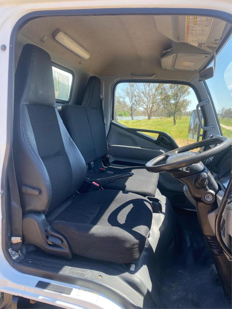 2017 Mitsubishi Canter image 16