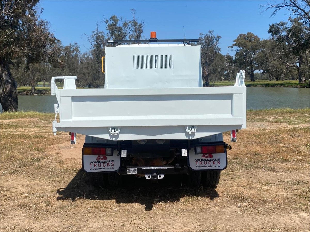 2017 Mitsubishi Canter image 7