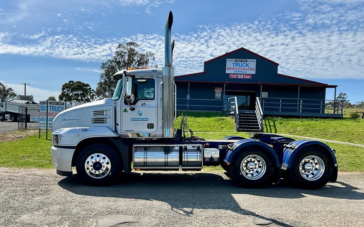 2022 Mack Anthem image 5