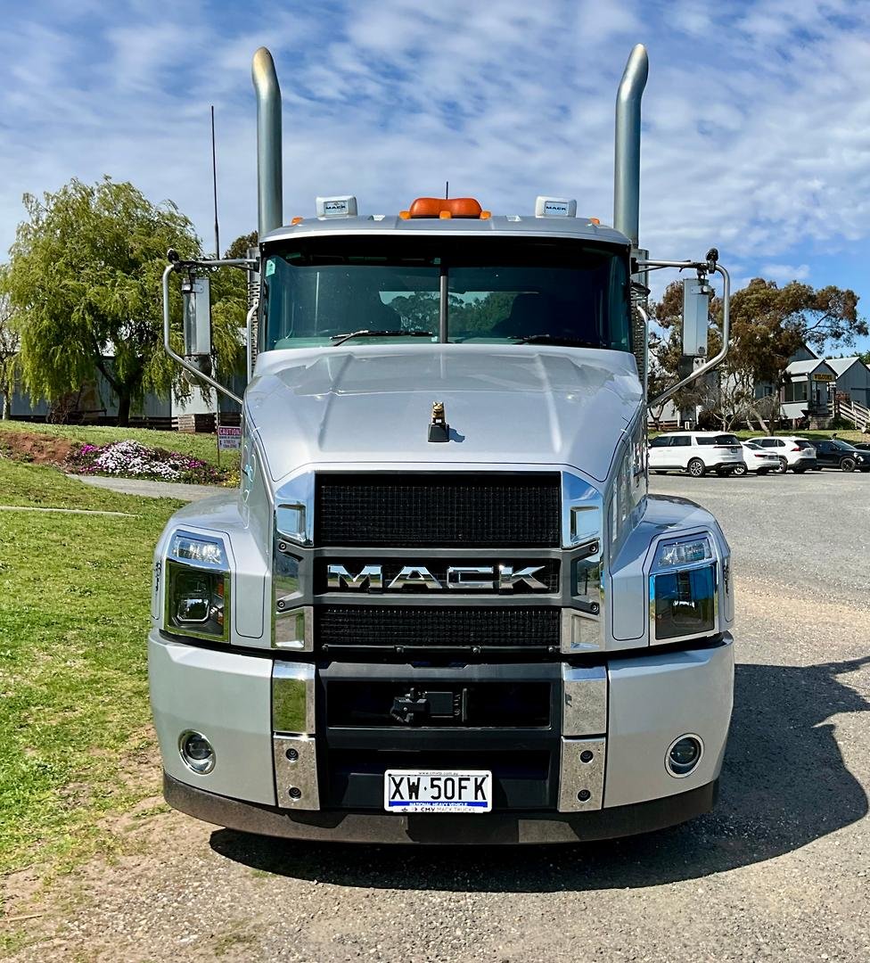 2022 Mack Anthem image 3