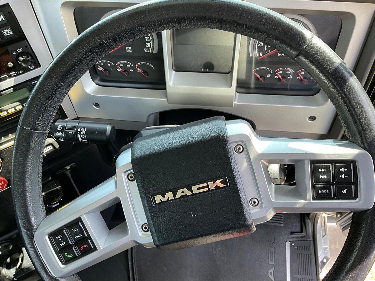 2022 Mack Anthem image 14