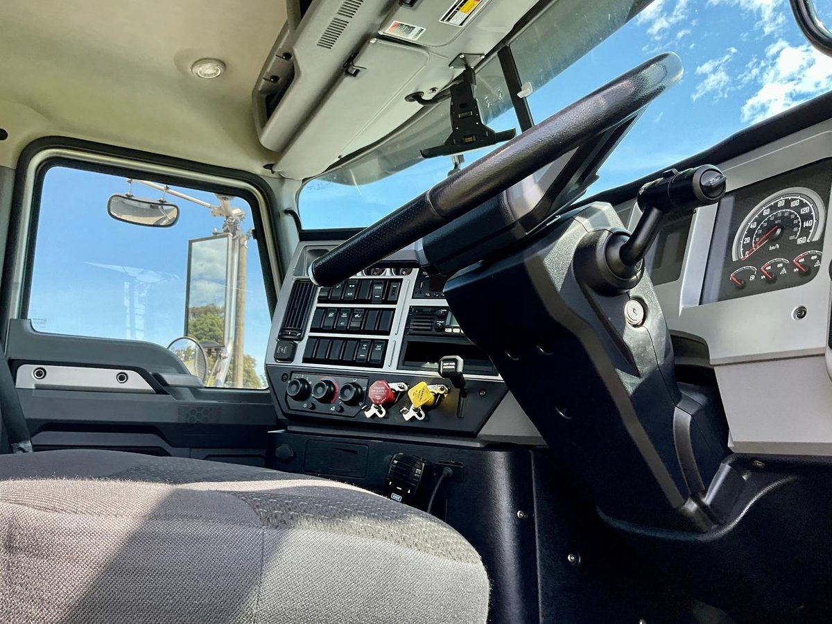 2022 Mack Anthem image 17