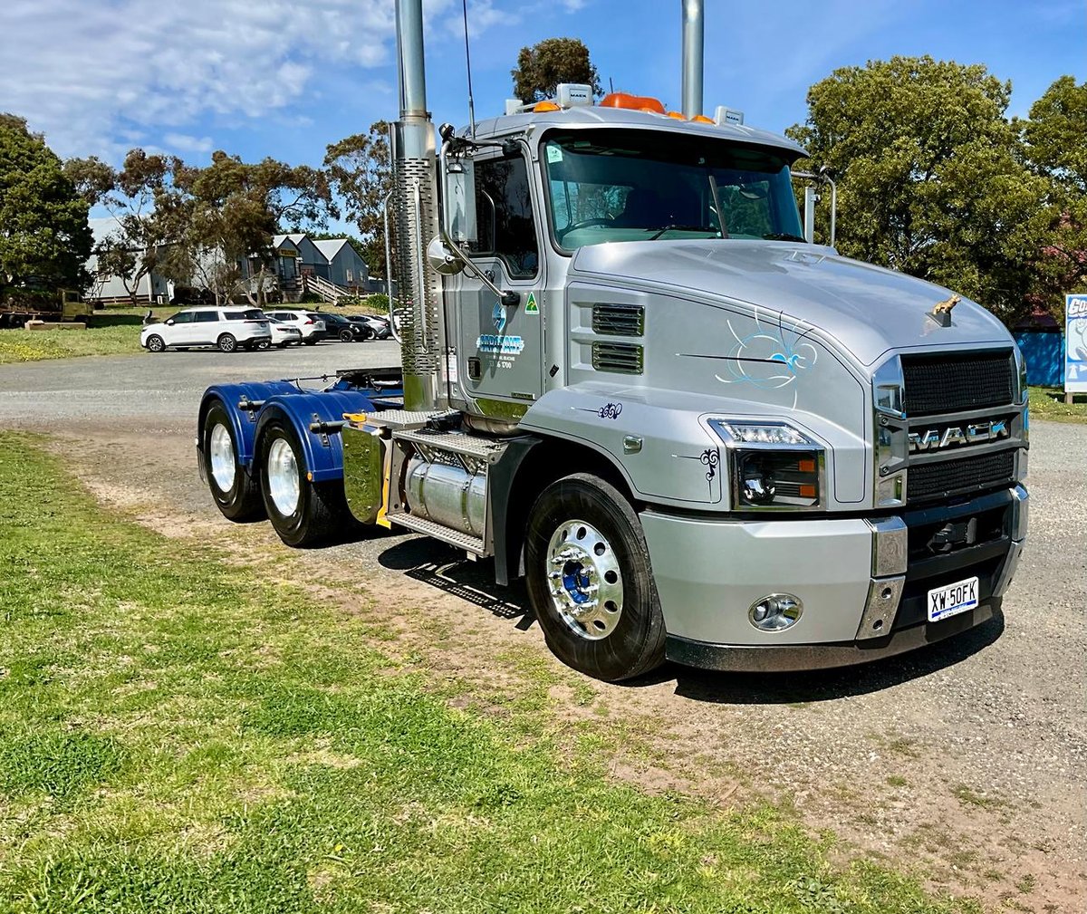 2022 Mack Anthem image 31