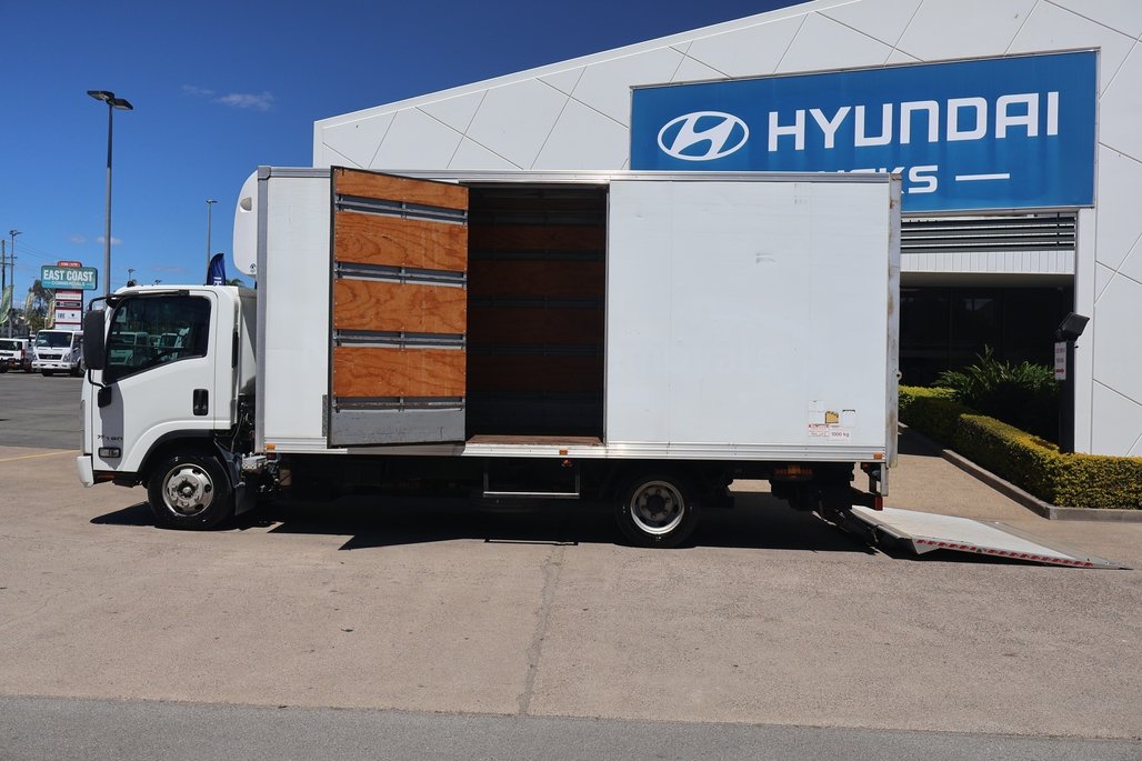 2017 ISUZU NPR 75-190 image 11