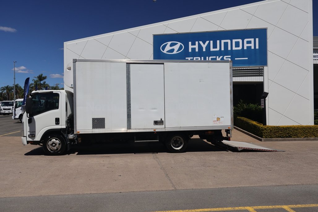 2017 ISUZU NPR 75-190 image 3
