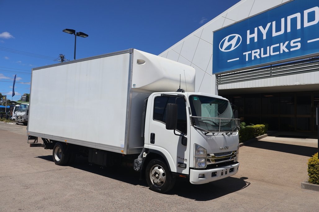 2017 ISUZU NPR 75-190 image 9