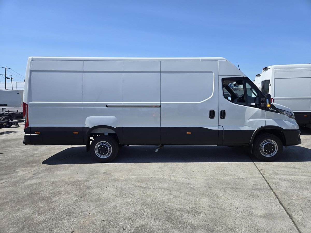2026 Iveco Daily 42S18V image 9