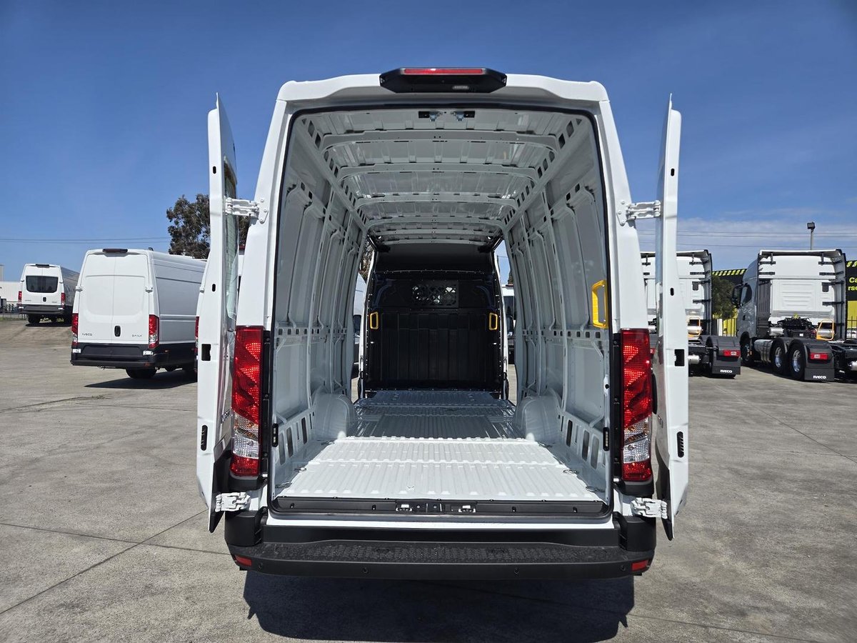 2026 Iveco Daily 42S18V image 9