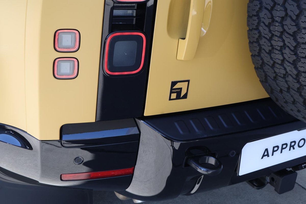 2025 Land Rover Defender 110 D350 Trophy Edition Deep Sandglow L663 MY26 AWD image 20