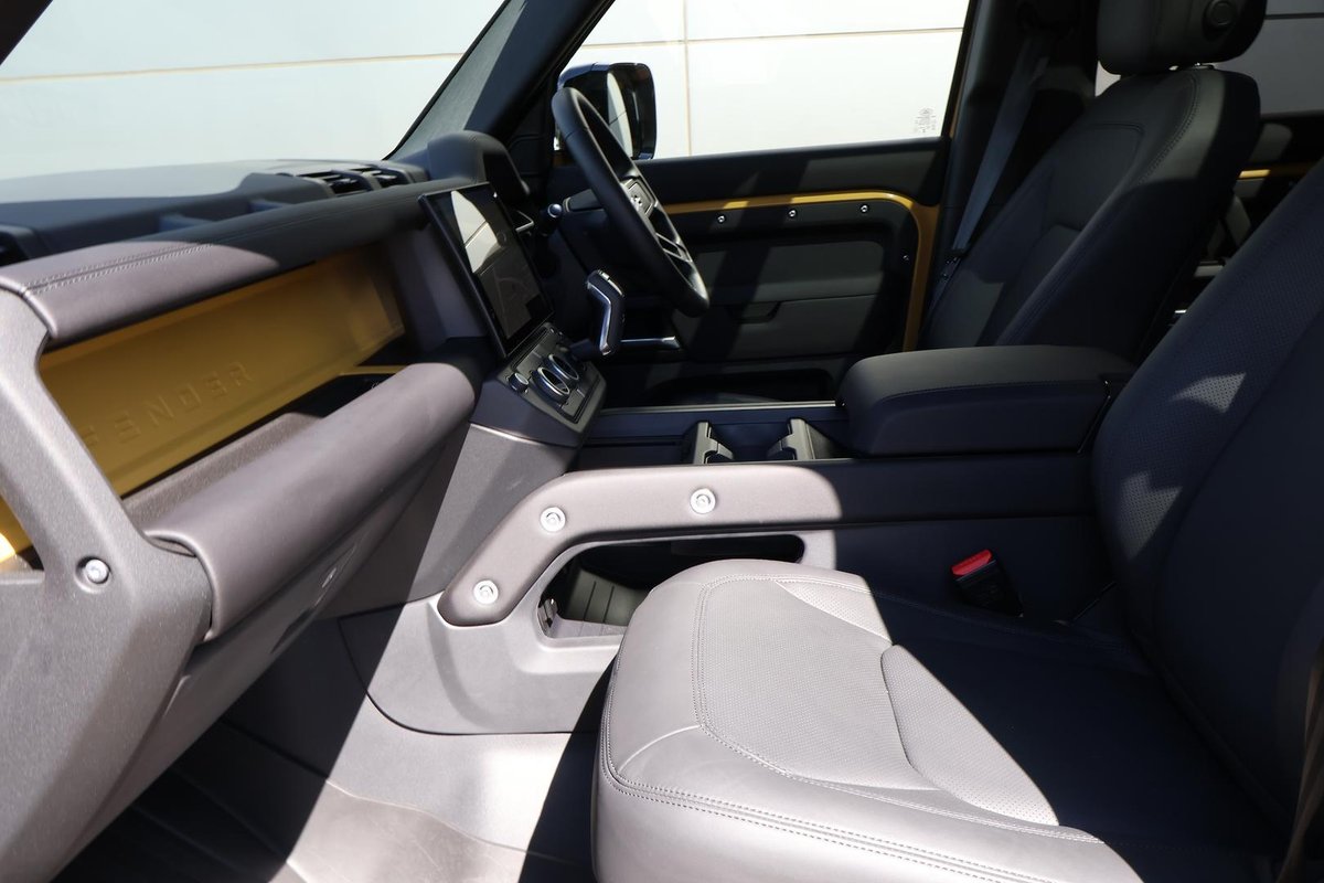 2025 Land Rover Defender 110 D350 Trophy Edition Deep Sandglow L663 MY26 AWD image 5