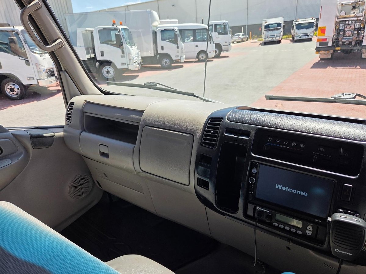 2007 Hino 816 - 300 Series 3.5 Ton Crew Cab Tray image 18