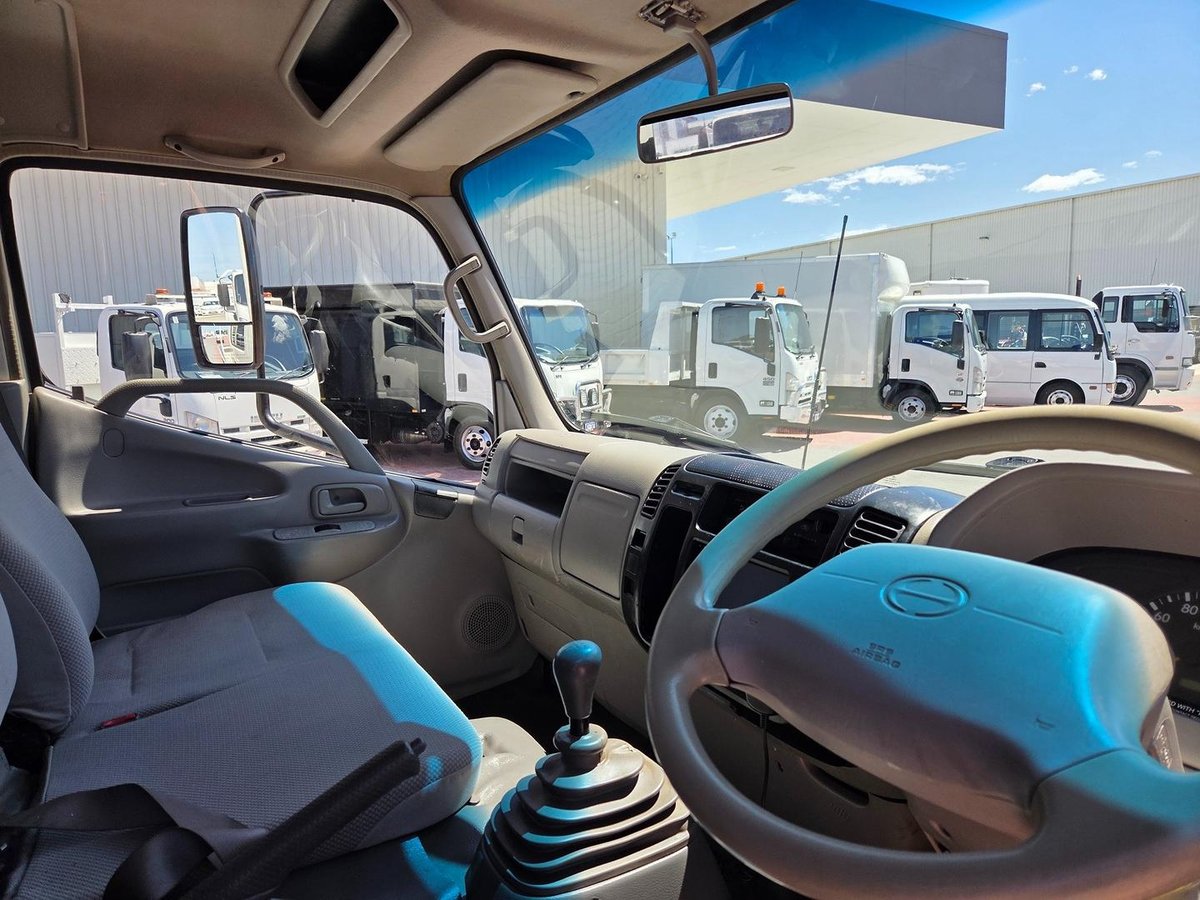 2007 Hino 816 - 300 Series 3.5 Ton Crew Cab Tray image 5