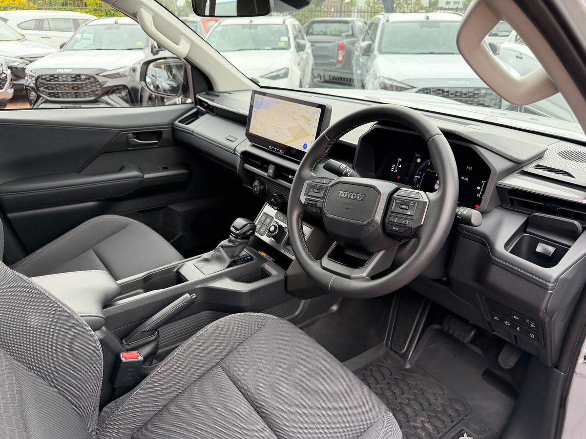 2025 Toyota Hilux SR 48V GUN227R 4X4 Dual Range image 9