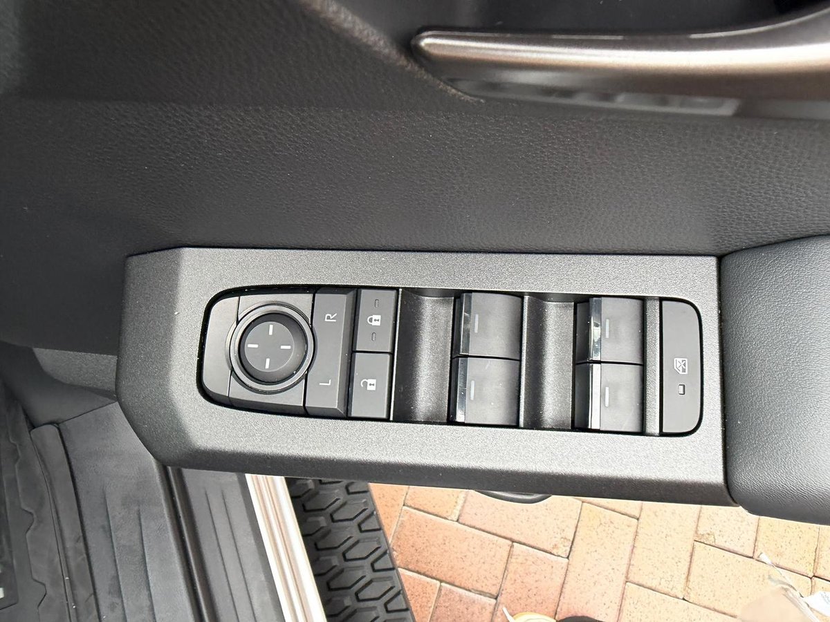 2025 Toyota Hilux SR 48V GUN227R 4X4 Dual Range image 14