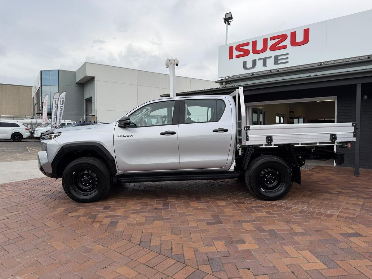 2025 Toyota Hilux SR 48V GUN227R 4X4 Dual Range image 6
