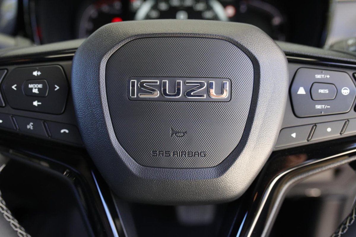 2025 Isuzu D-MAX BLADE MY25.5 4X4 Dual Range image 34