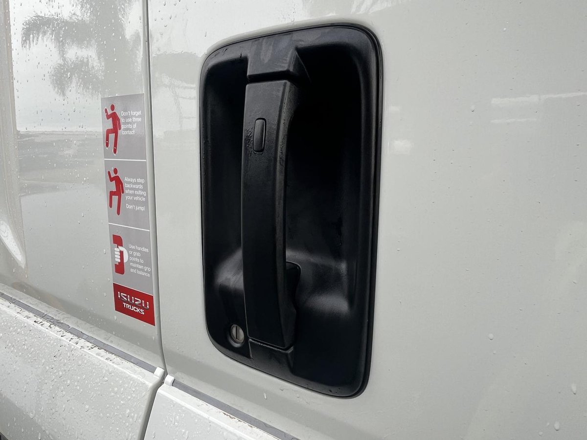 2025 Isuzu F Series image 13