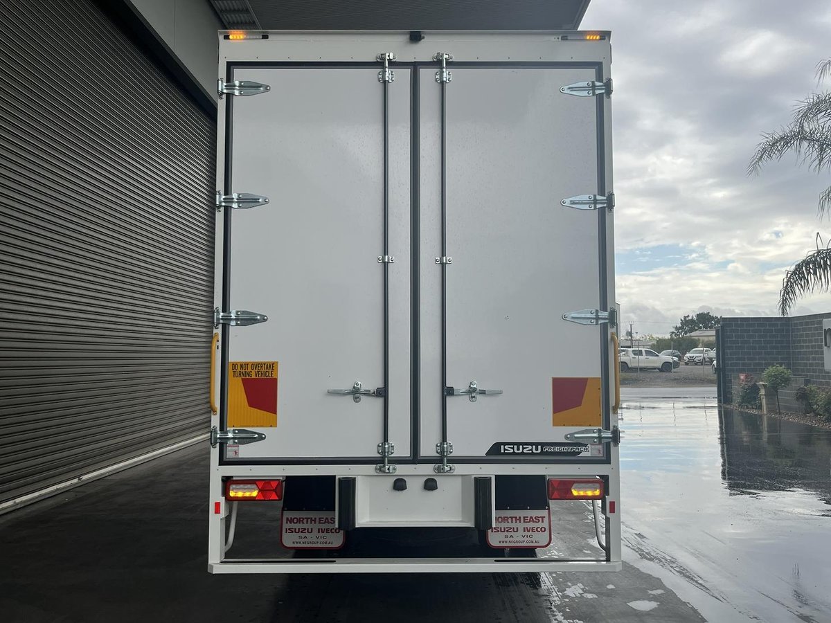 2025 Isuzu F Series image 6