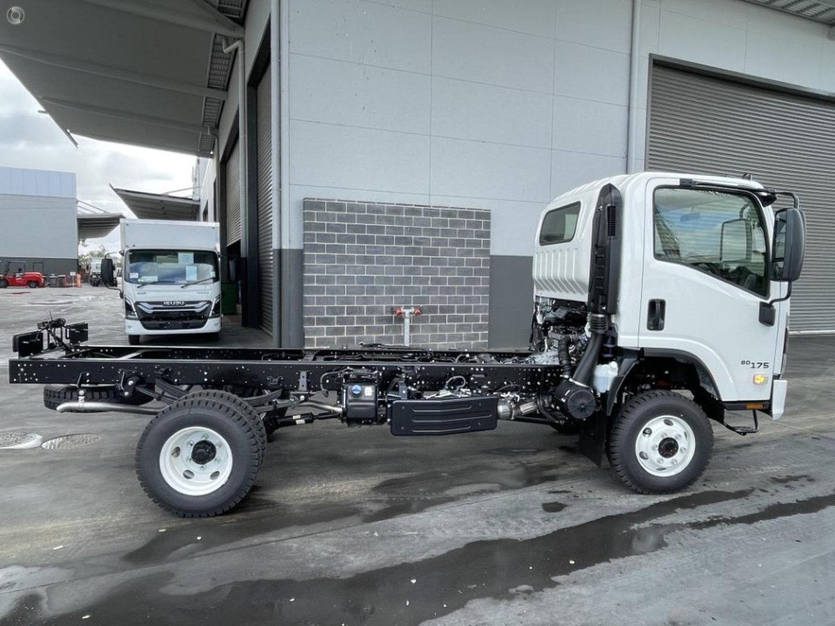 2025 Isuzu N Series image 2