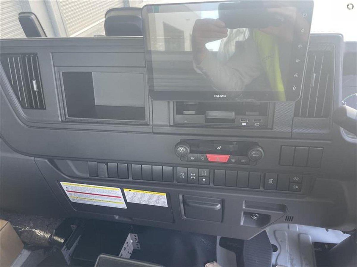 2025 Isuzu F Series image 12