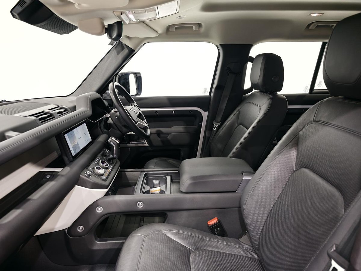 2023 Land Rover Defender 110 D300 SE L663 MY23.5 AWD image 3