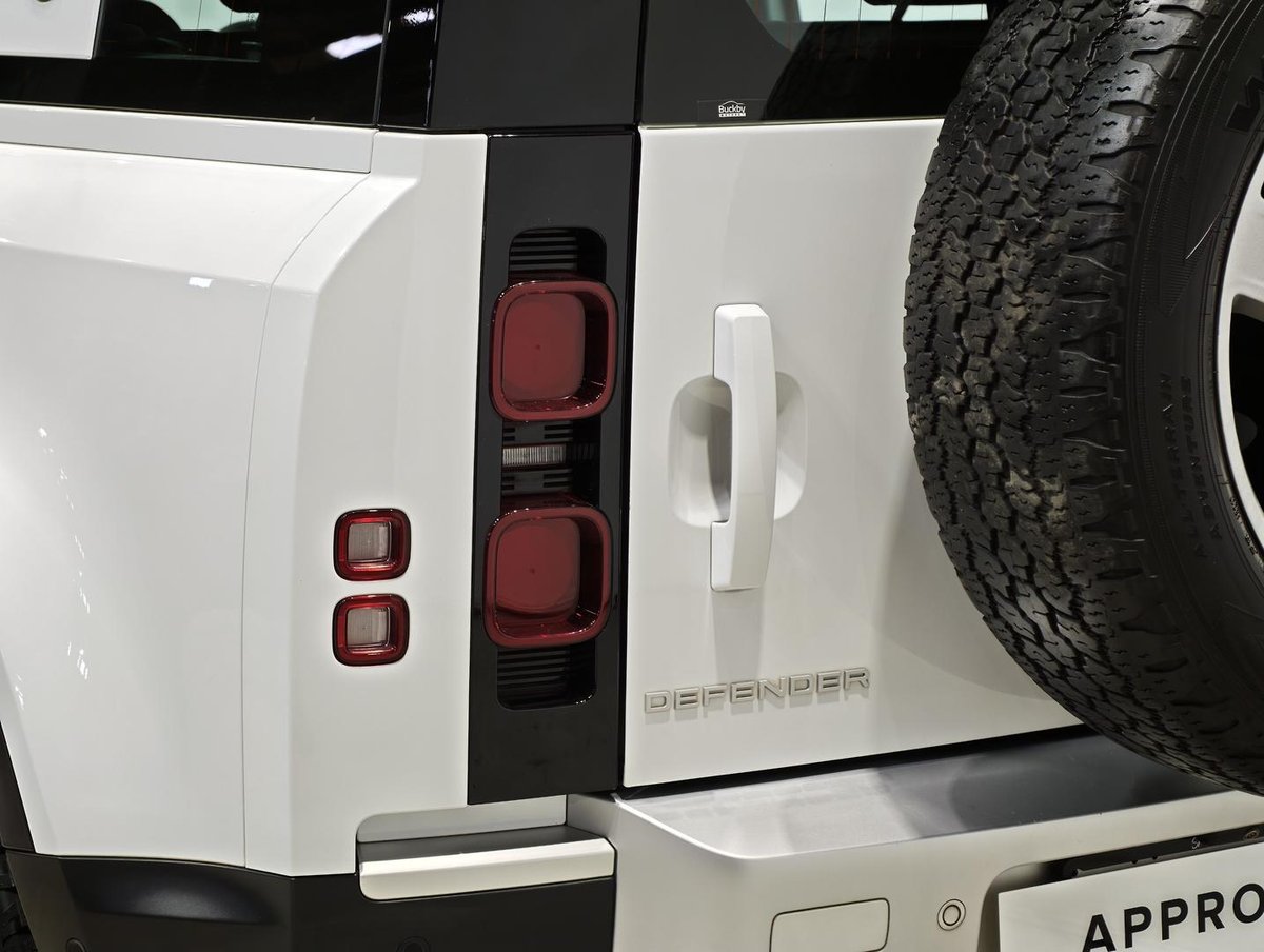 2023 Land Rover Defender 110 D300 SE L663 MY23.5 AWD image 19