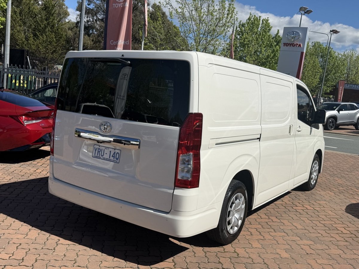 2019 Toyota HiAce image 6