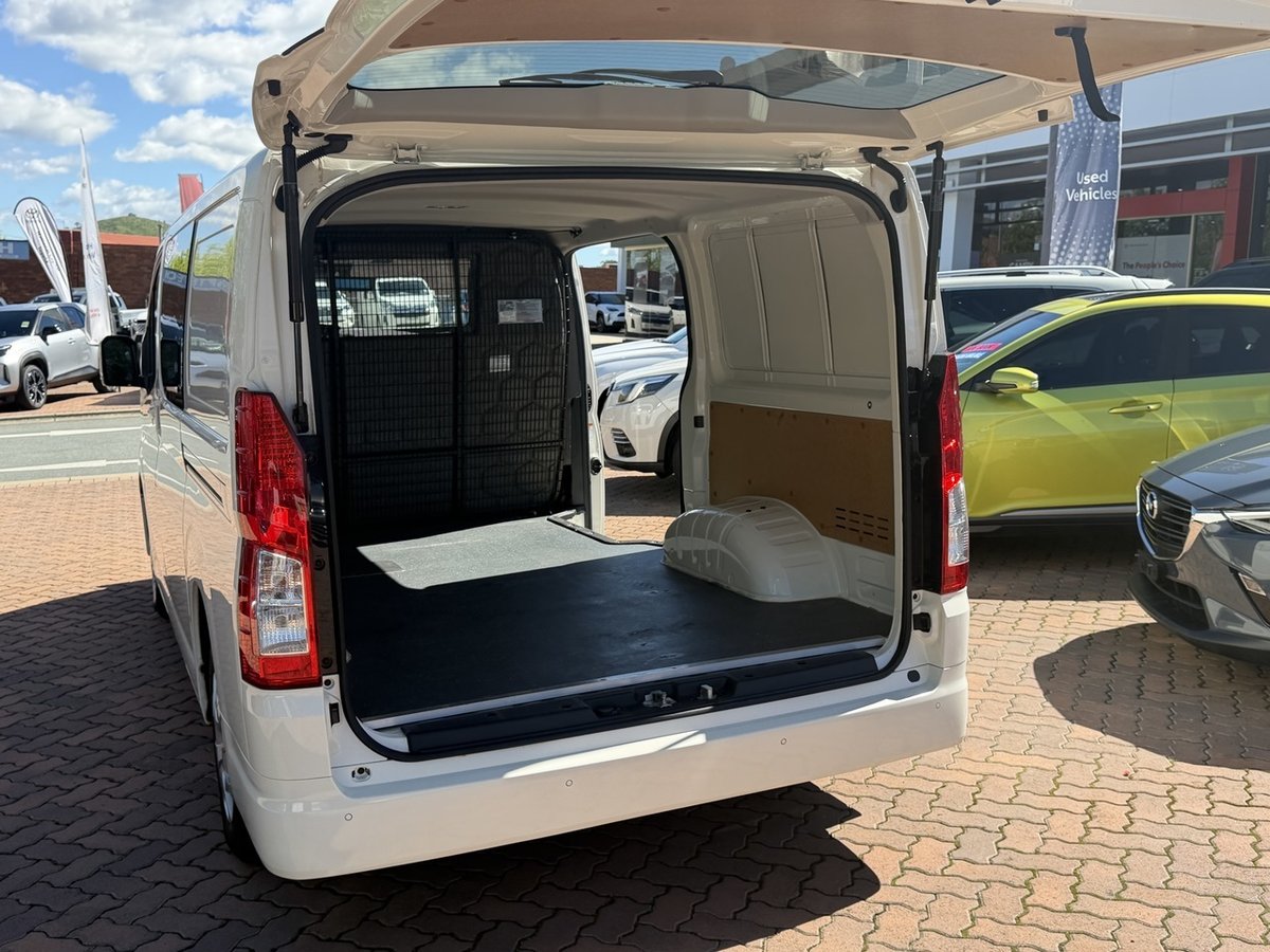 2019 Toyota HiAce image 9