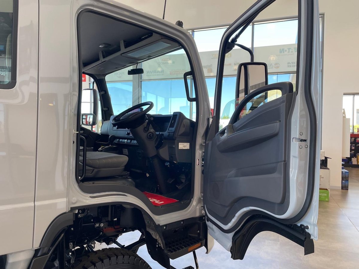 2026 Isuzu N Series image 18