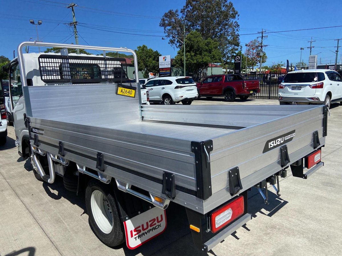 2026 Isuzu Nlr image 12