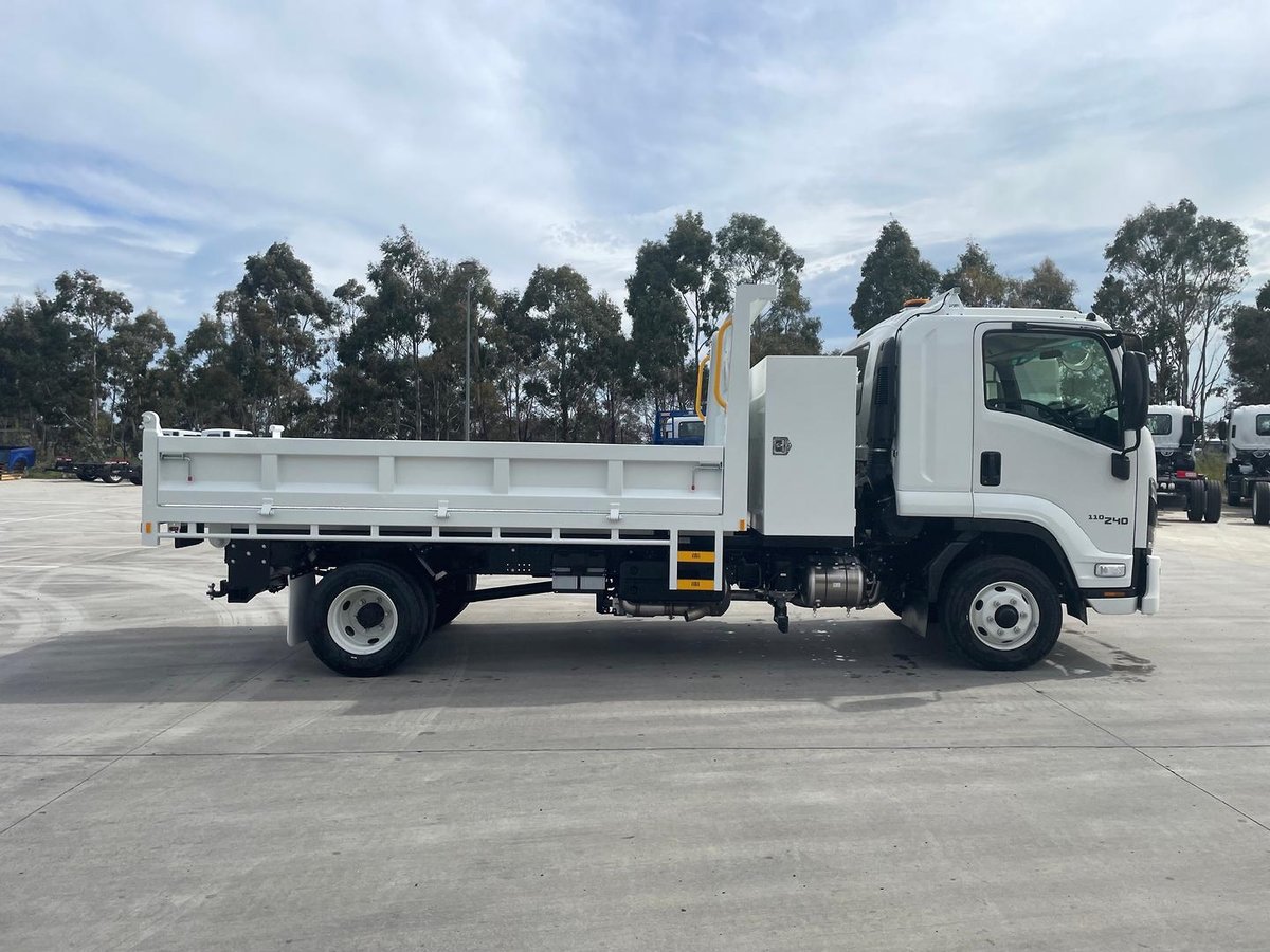2025 Isuzu F Series FRR 110-240 AM R44 image 8