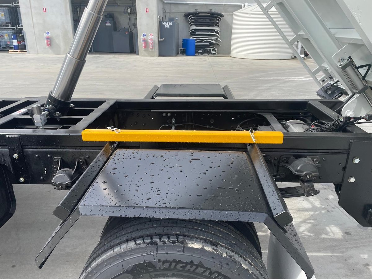 2025 Isuzu F Series FRR 110-240 AM R44 image 12