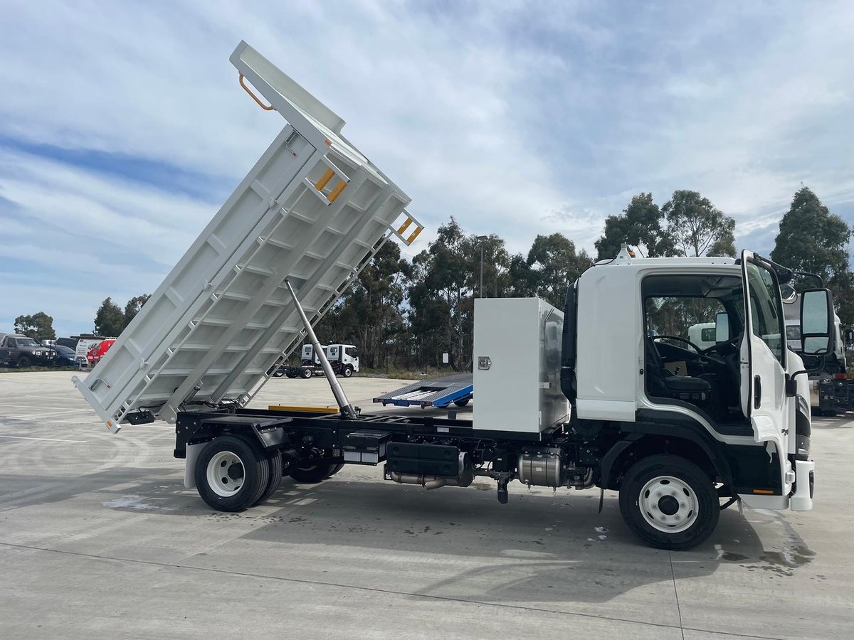 2025 Isuzu F Series FRR 110-240 AM R44 image 9