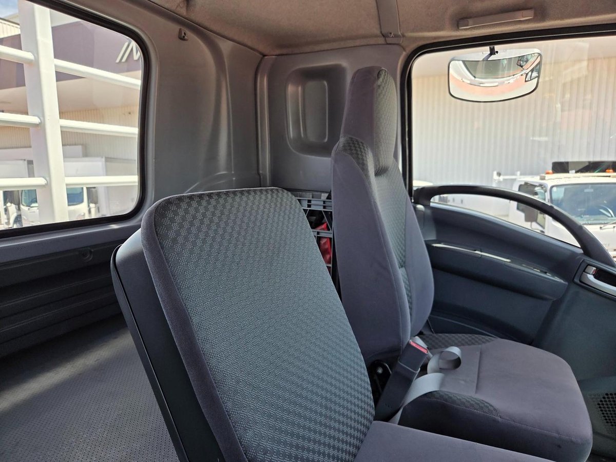 2014 Isuzu Fyh 300-350 8X4 Auto Tray image 10