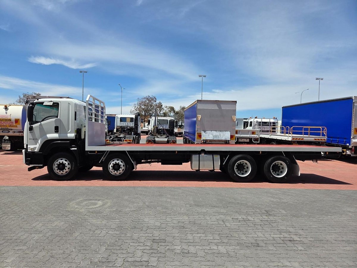 2014 Isuzu Fyh 300-350 8X4 Auto Tray image 4