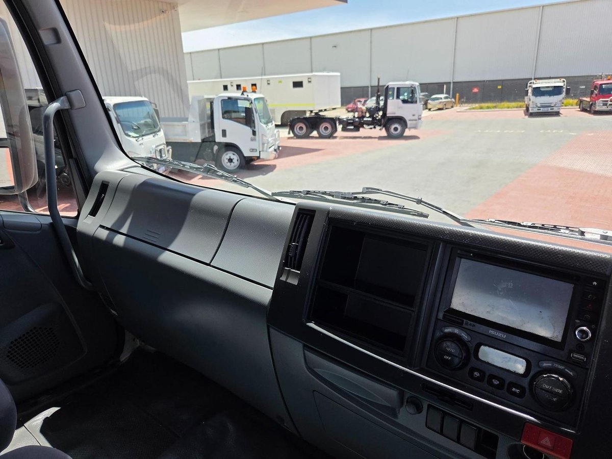 2014 Isuzu Fyh 300-350 8X4 Auto Tray image 13