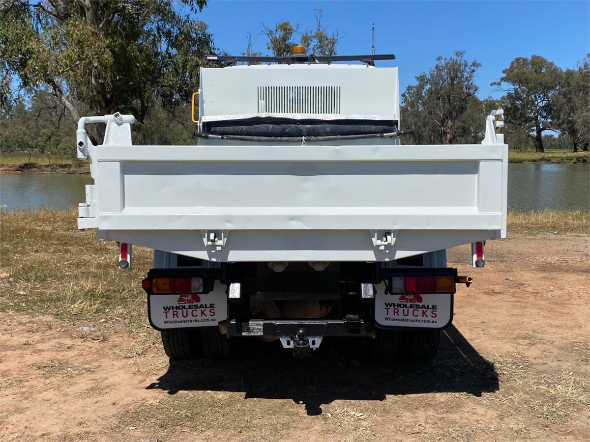 2017 Mitsubishi Canter image 6