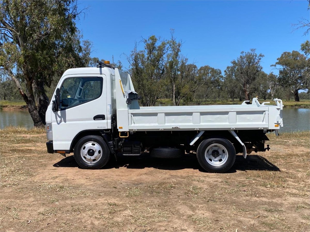 2017 Mitsubishi Canter image 2