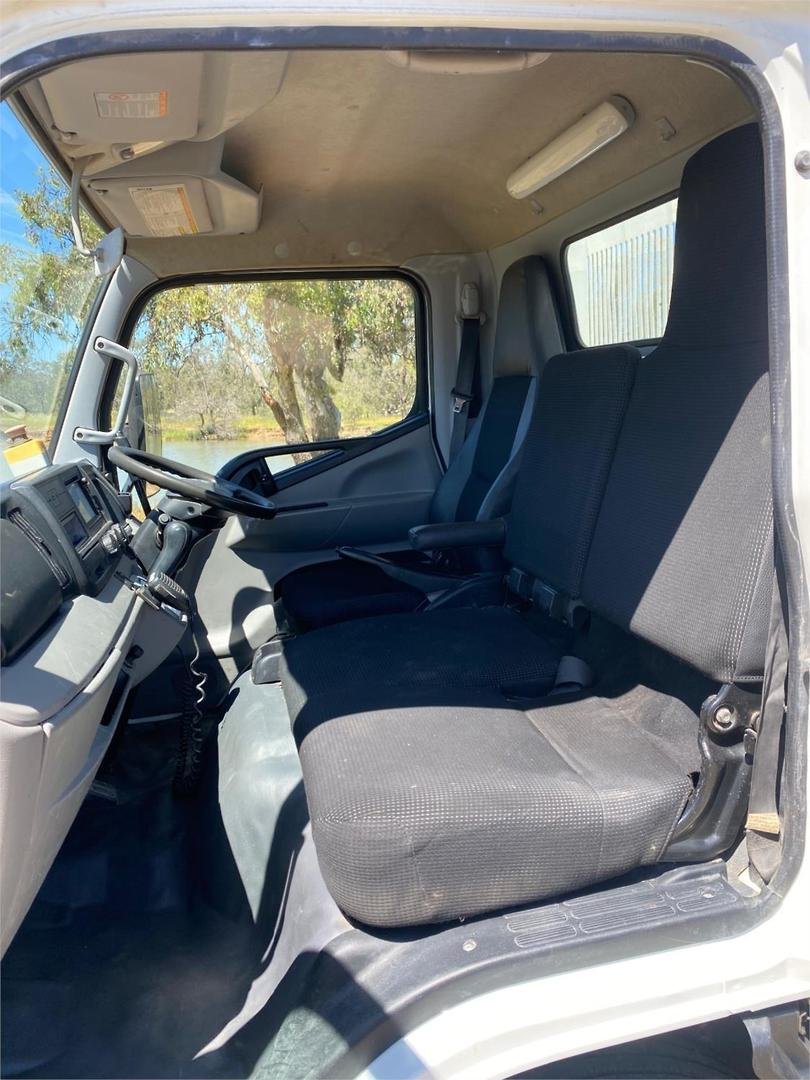 2017 Mitsubishi Canter image 16