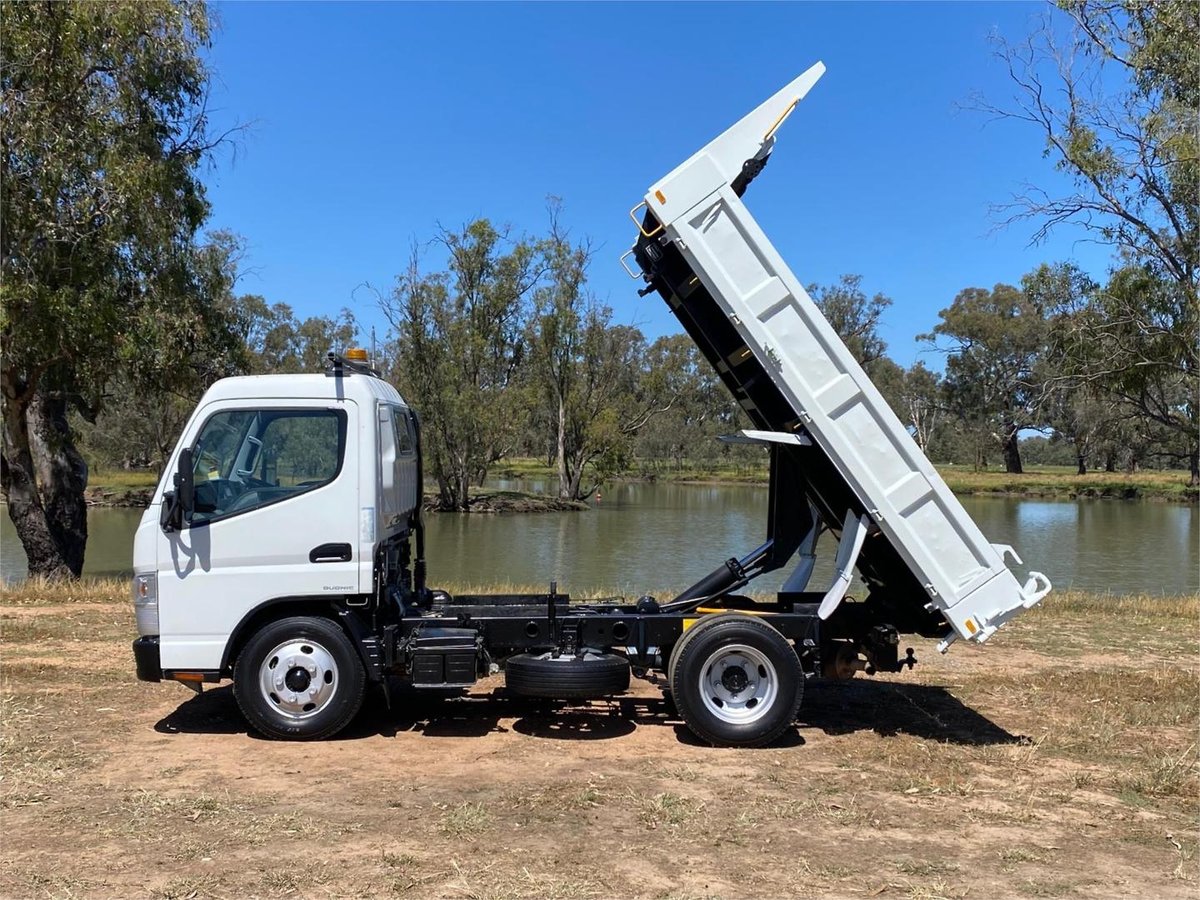 2017 Mitsubishi Canter image 3