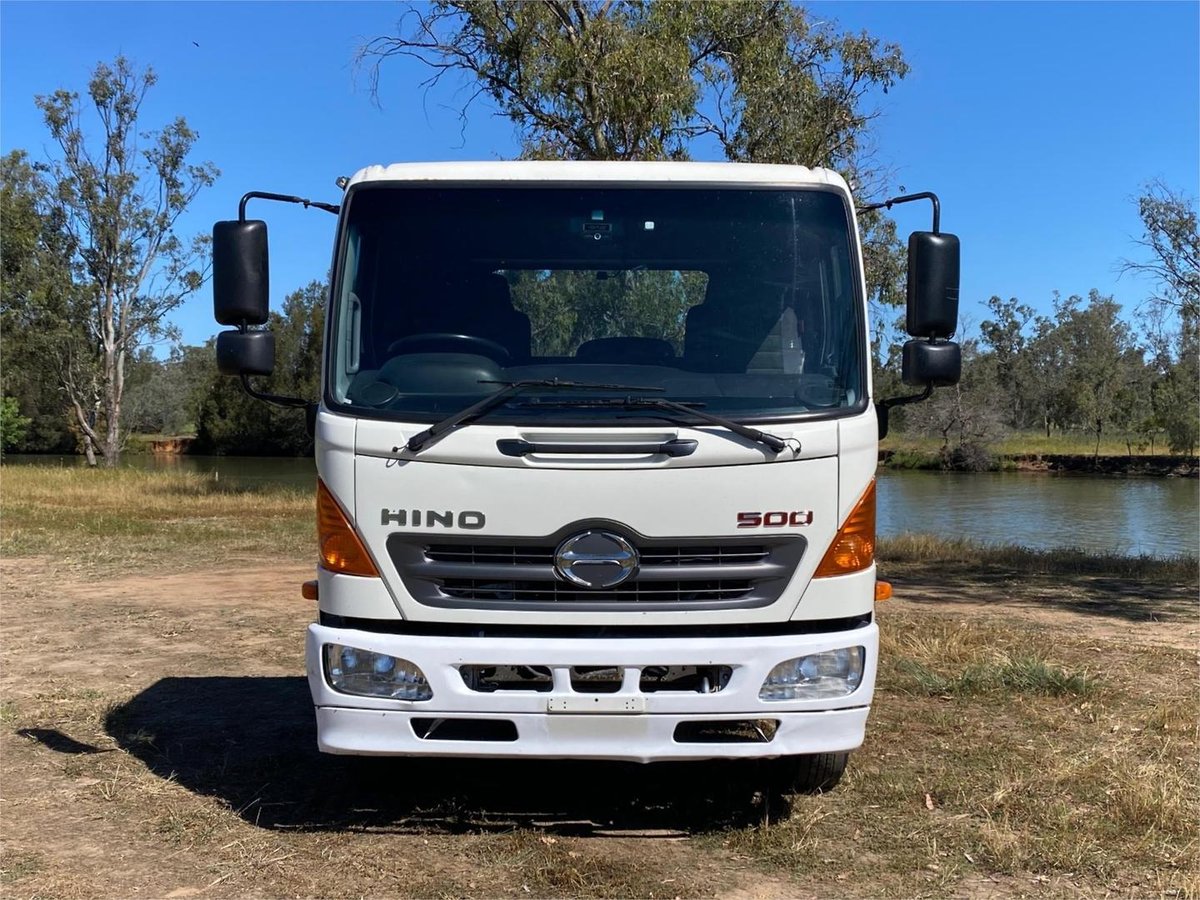 2010 Hino 500 image 10