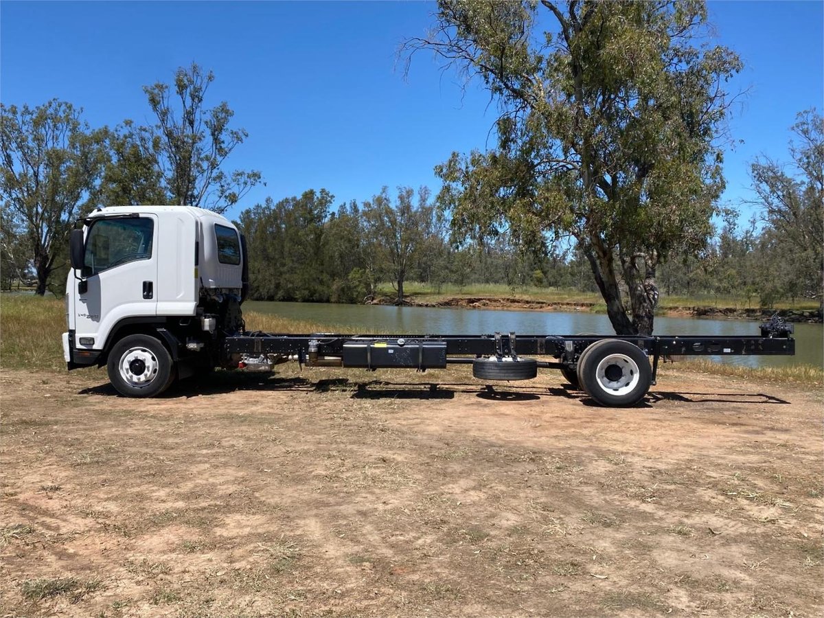 2017 Isuzu Fsr image 2