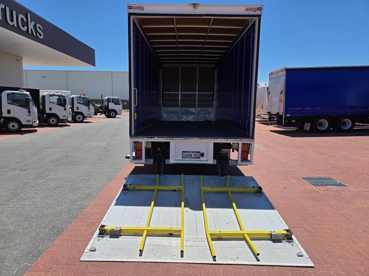 2017 UD Mk 11 250 10 Pallet Tautliner And Lift image 27