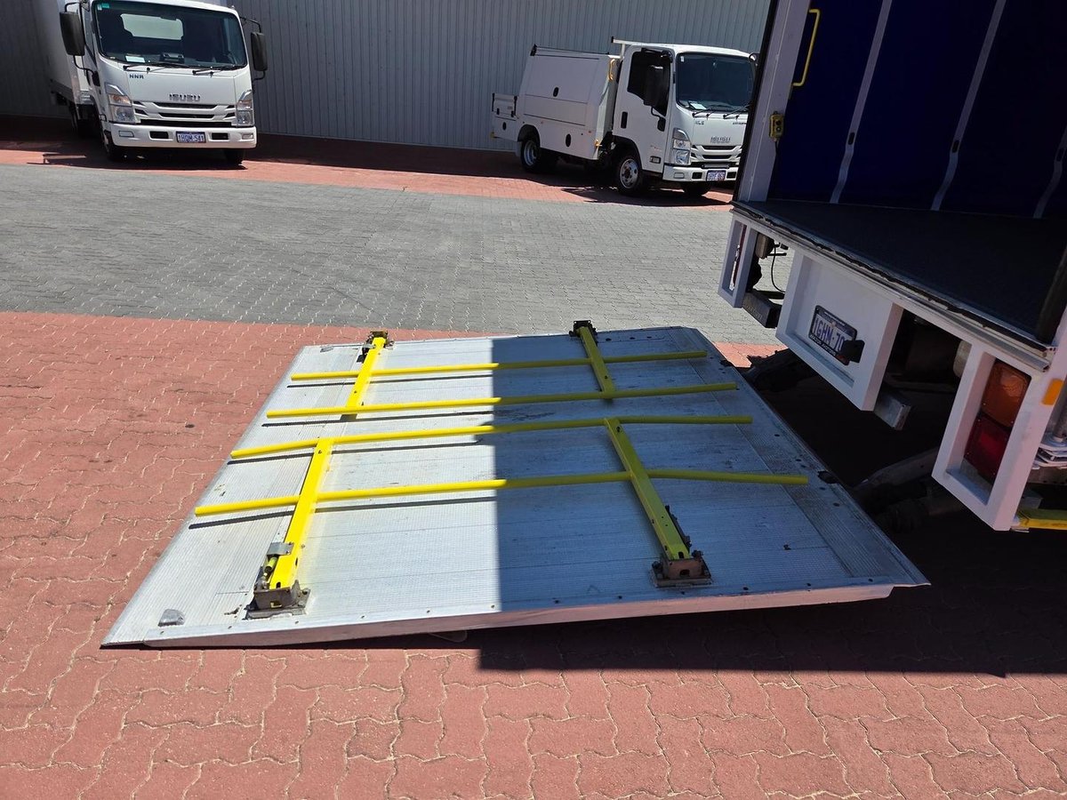 2017 UD Mk 11 250 10 Pallet Tautliner And Lift image 29