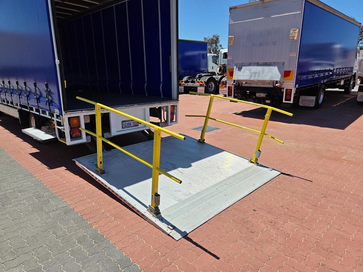 2017 UD Mk 11 250 10 Pallet Tautliner And Lift image 26