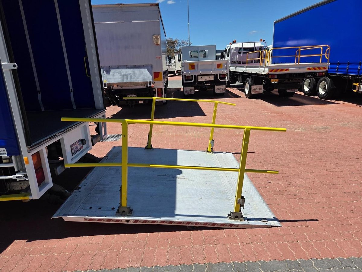 2017 UD Mk 11 250 10 Pallet Tautliner And Lift image 14