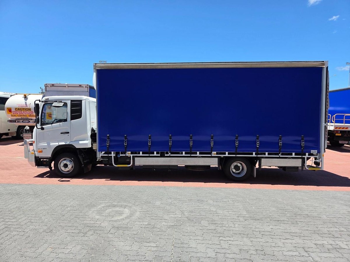 2017 UD Mk 11 250 10 Pallet Tautliner And Lift image 11