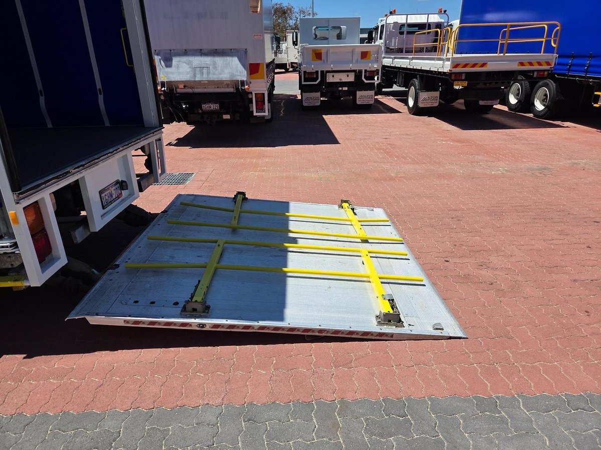 2017 UD Mk 11 250 10 Pallet Tautliner And Lift image 25